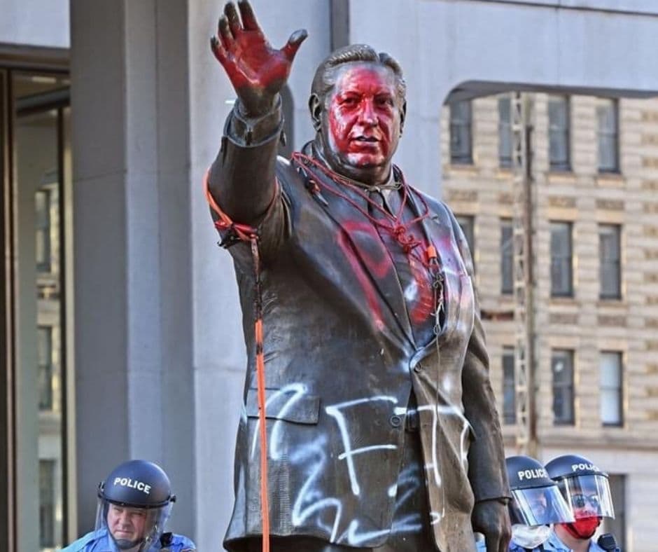 Los manifestantes intentaron derribar la estatua y prenderle fuego.