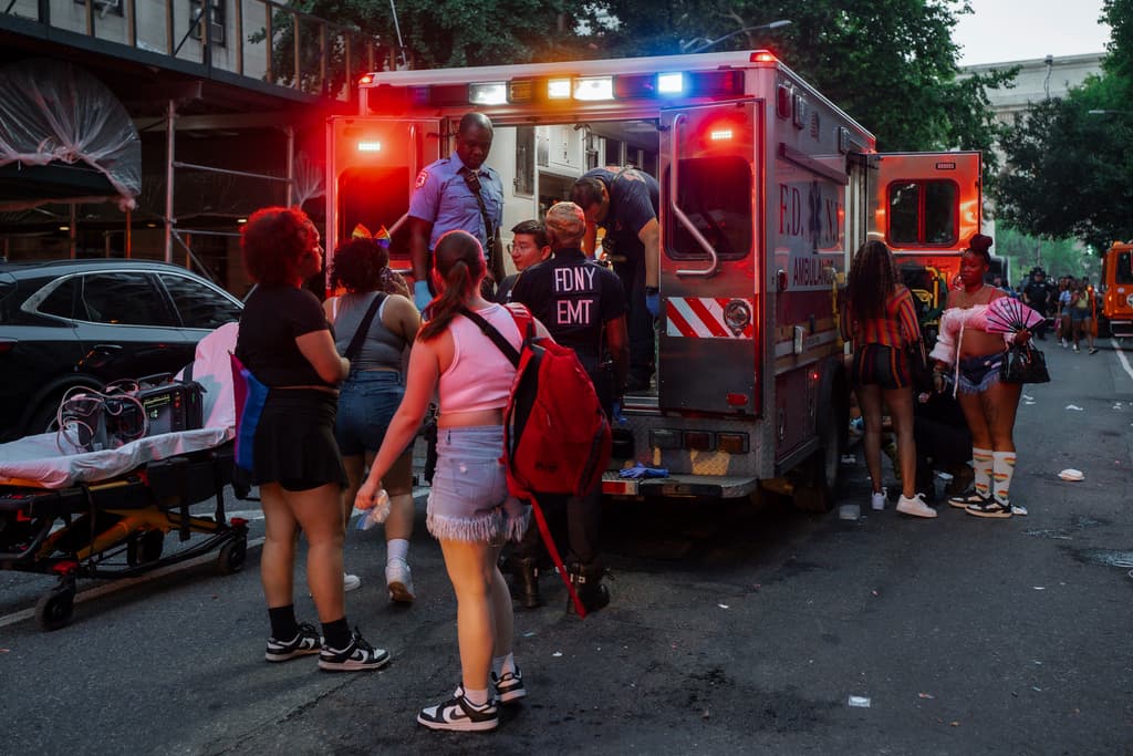 Según informó el Departamento de Policía de Nueva York (NYPD), una joven de 16 años recibió un disparo en la cabeza y se encuentra en estado crítico, mientras que otra menor de 17 años fue herida en la pierna izquierda y permanece en condición estable.