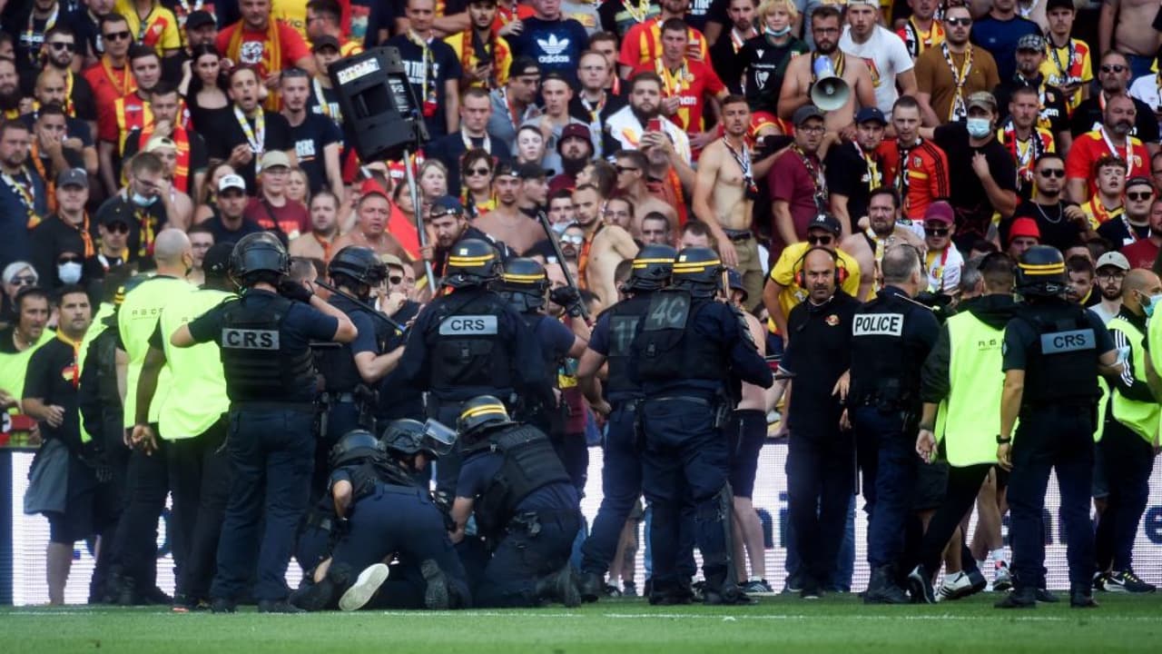 Aficionados invadieron cancha en el derbi entre Lille y Lens de la Ligue 1