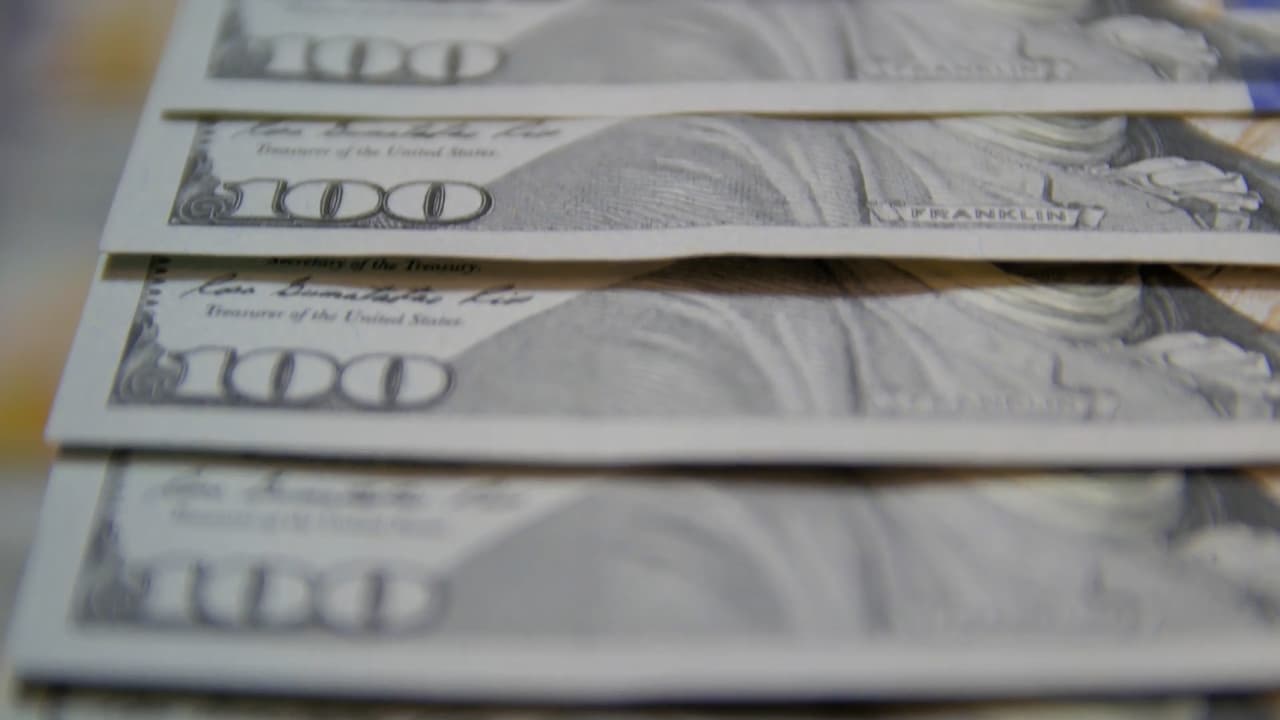 <b>Crédito Tributario por Hijo</b>
<br>Este crédito ve una importante reducción para la declaración de este año. Carlos Guamán, experto en finanzas, aconseja que tengas a la mano todos los documentos para poder recibir los $2,000 disponibles como máximo este año. 
<a href="https://www.univision.com/local/chicago-wgbo/credito-tributario-por-hijo-limite-de-reembolso" target="_blank">En este artículo</a> tienes todos los detalles.