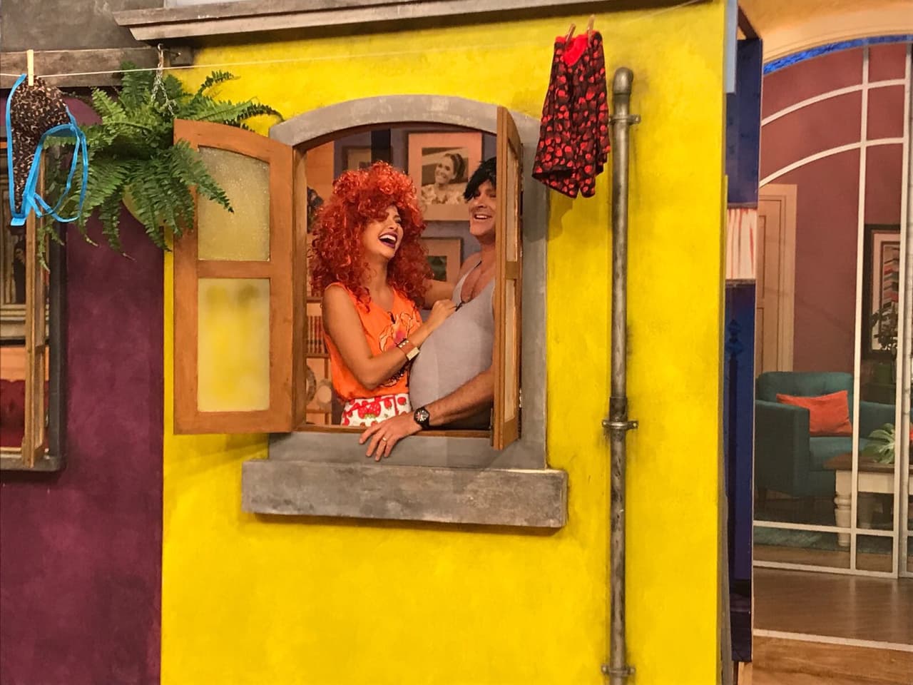 Los romances entre los vecinos del Barrio Chinche están llenos de humor y de bromas pesadas.