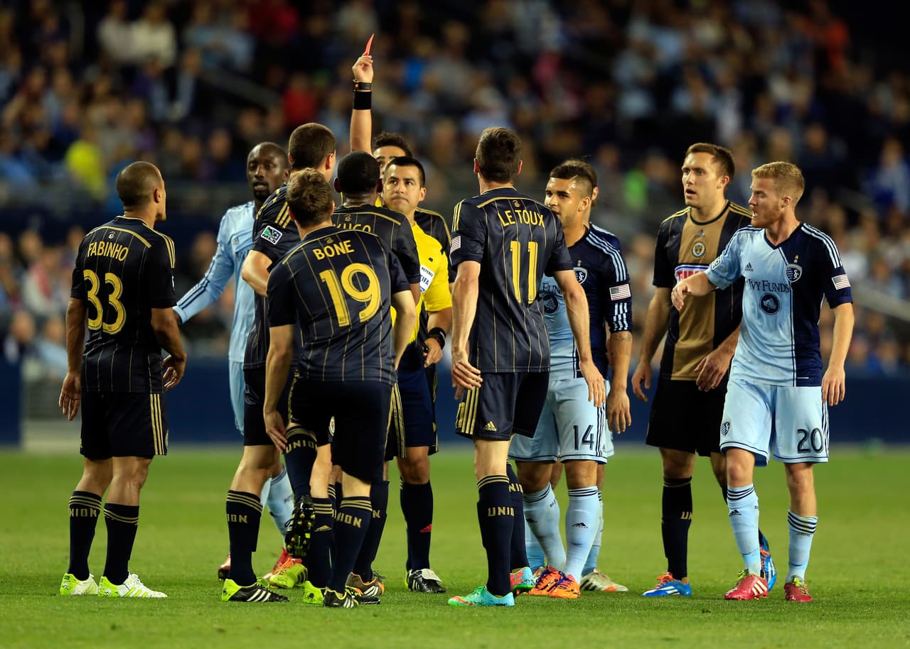 En la MLS del 2014 se vivió algo inusual. La Organización de Árbitros Profesionales entó entró en paro patronal por lo que la Liga tuvo que iniciar utilizando colegiados de emergencia.