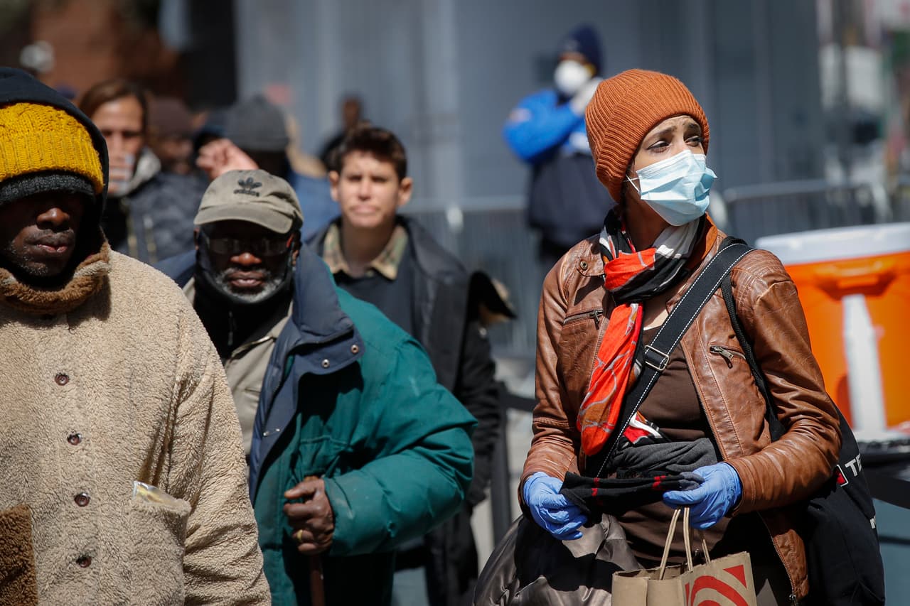 También los bancos de alimentos, misiones, asociaciones de caridad, comunitarias, vecinales, se han organizado para repartir comidas gratis.