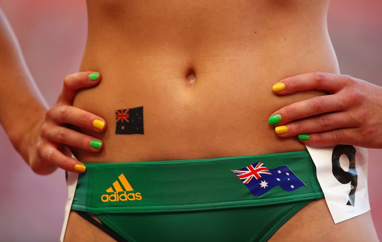 Jenneke se hizo popular por un 
<a href="http://www.univision.com/deportes/vuelve-el-baile-sexy-de-michelle-jenneke-a-las-pistas">sexy baile realizado antes de una competencia en 100 metros vallas</a>. Desde allí, su figura no pasa desapercibida en las pistas. Aunque apenas superó la primera ronda en las pasadas olimpiadas, a sus 23 años aún tiene mucha carrera para deleitar con su talento, su atlético cuerpo y bella sonrisa.