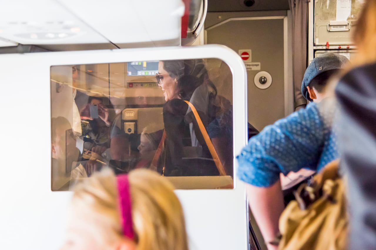 Los famosos no optaron por viajar en primera clase.