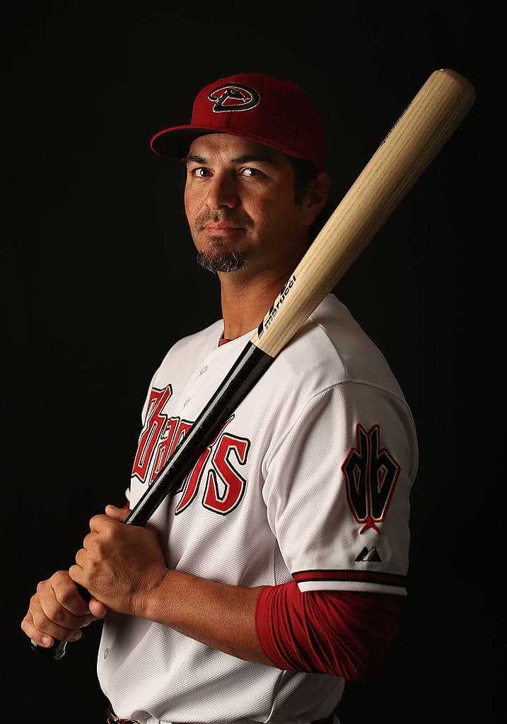 Eric César Chavez nació el 7 de diciembre de 1977, es un exbeisbolista profesional mexicano-americano, que destacó en la tercera base, jugó para Los Atléticos de Oakland, los Yankees de Nueva York, y para los Diamondbacks de Arizona. En su carrera, Chavez ganó el premio Guante de Oro en seis ocasiones desde el 2001 hasta el 2006 y un Silver Slugger Award en el 2002.