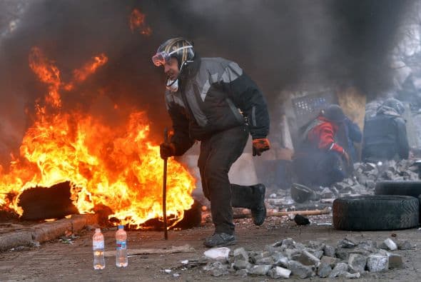 The Associated Press reportó que francotiradores del gobierno dispararon contra los manifestantes opositores.