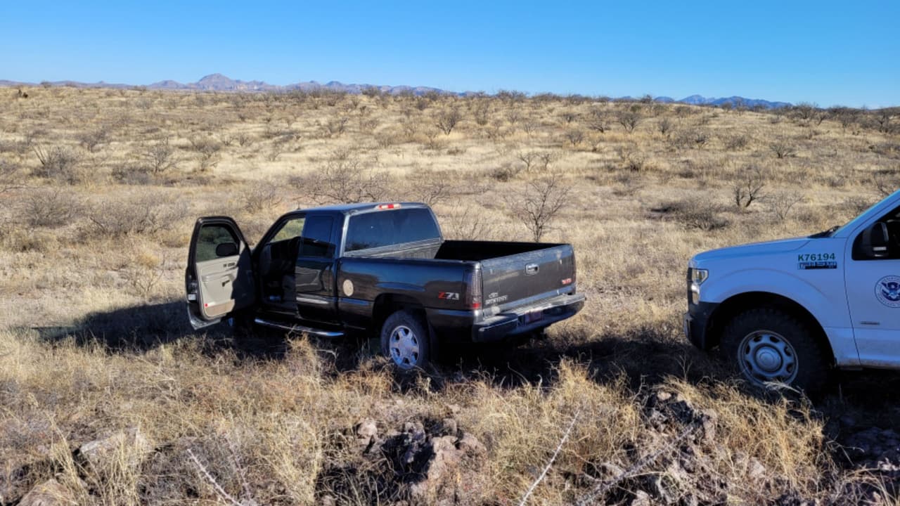 Los agentes de la estación de Tucson arrestaron a dos ciudadanos mexicanos que traficaban con ocho migrantes cerca de Arivaca, Arizona.