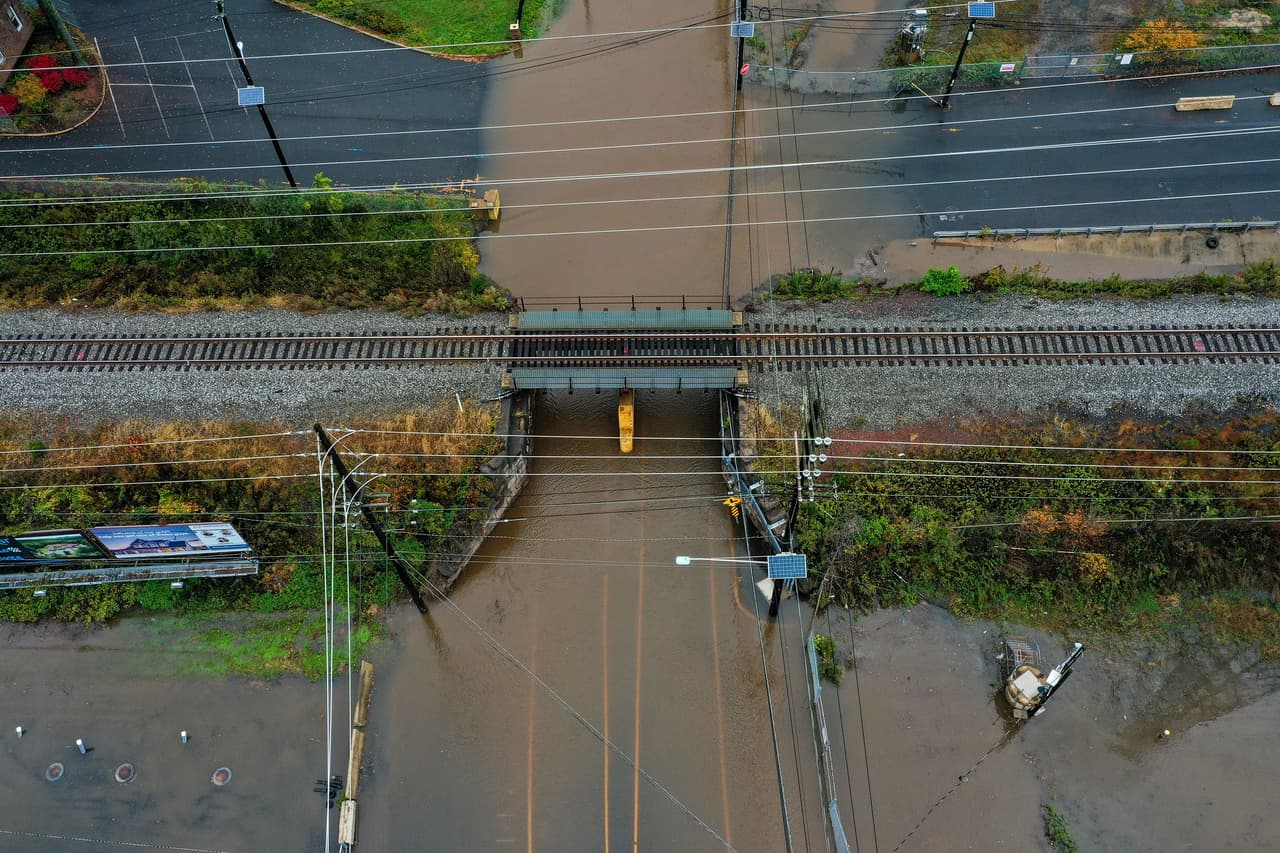 Una calle inundada bajo un puente en Middlesex. En Connecticut, las líneas eléctricas cayeron en un autobús escolar que se dirigía a la secundaria Middletown el miércoles por la mañana, pero no se reportaron heridos.
