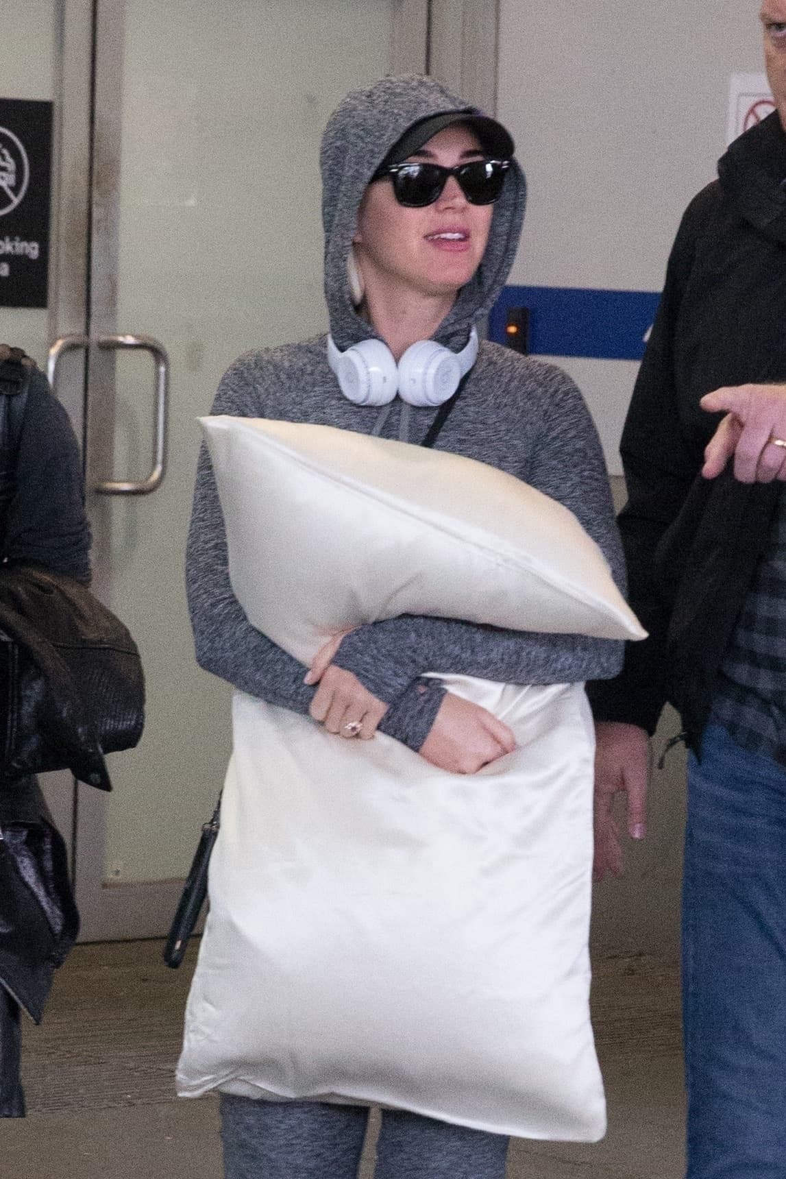 Luego de compartir el anuncio de su embarazo, Katy Perry bromeó diciendo que está más aliviada de 
<b>no tener que disimular su vientre</b> nunca más.