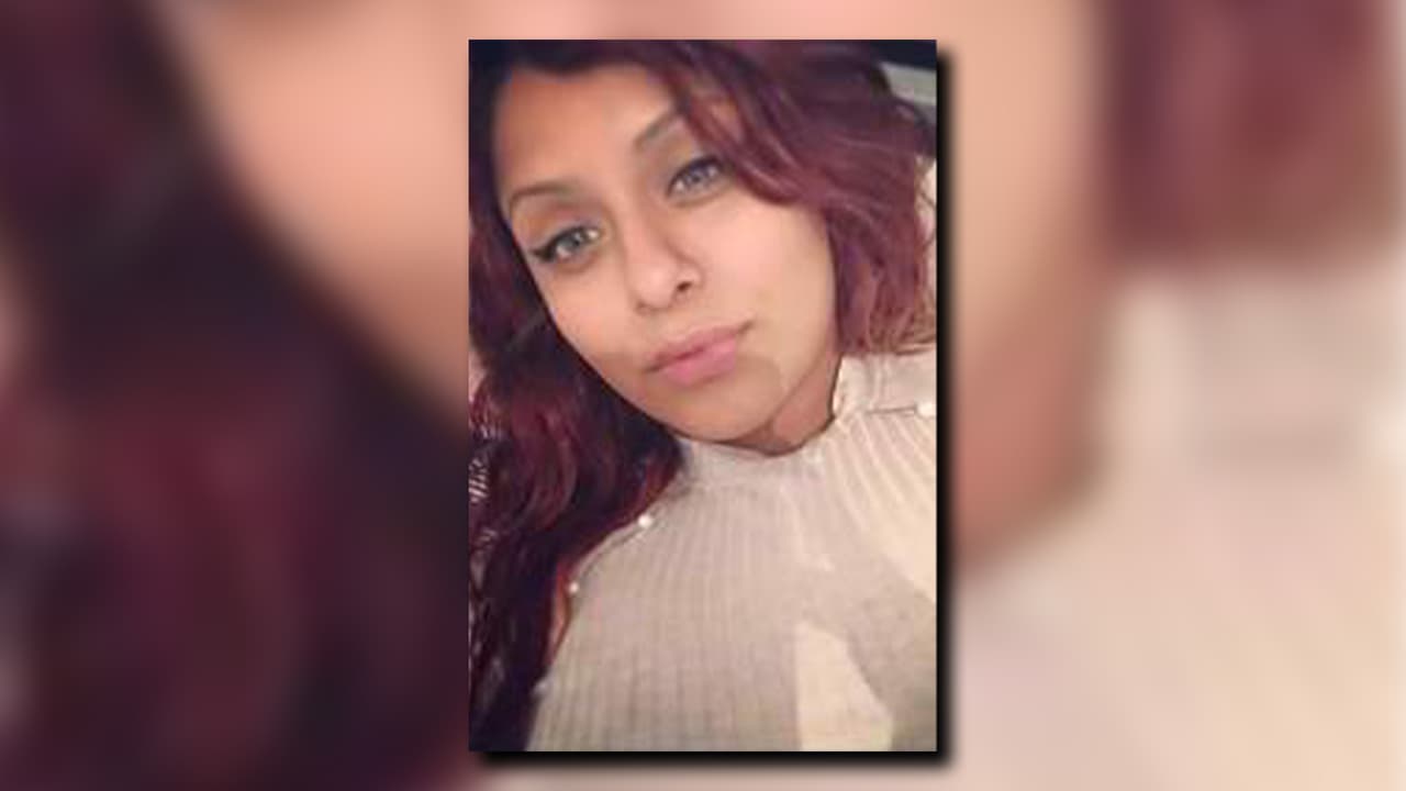 Ella describió haber sido escoltada por la puerta trasera de un hospital con otras dos mujeres detenidas.