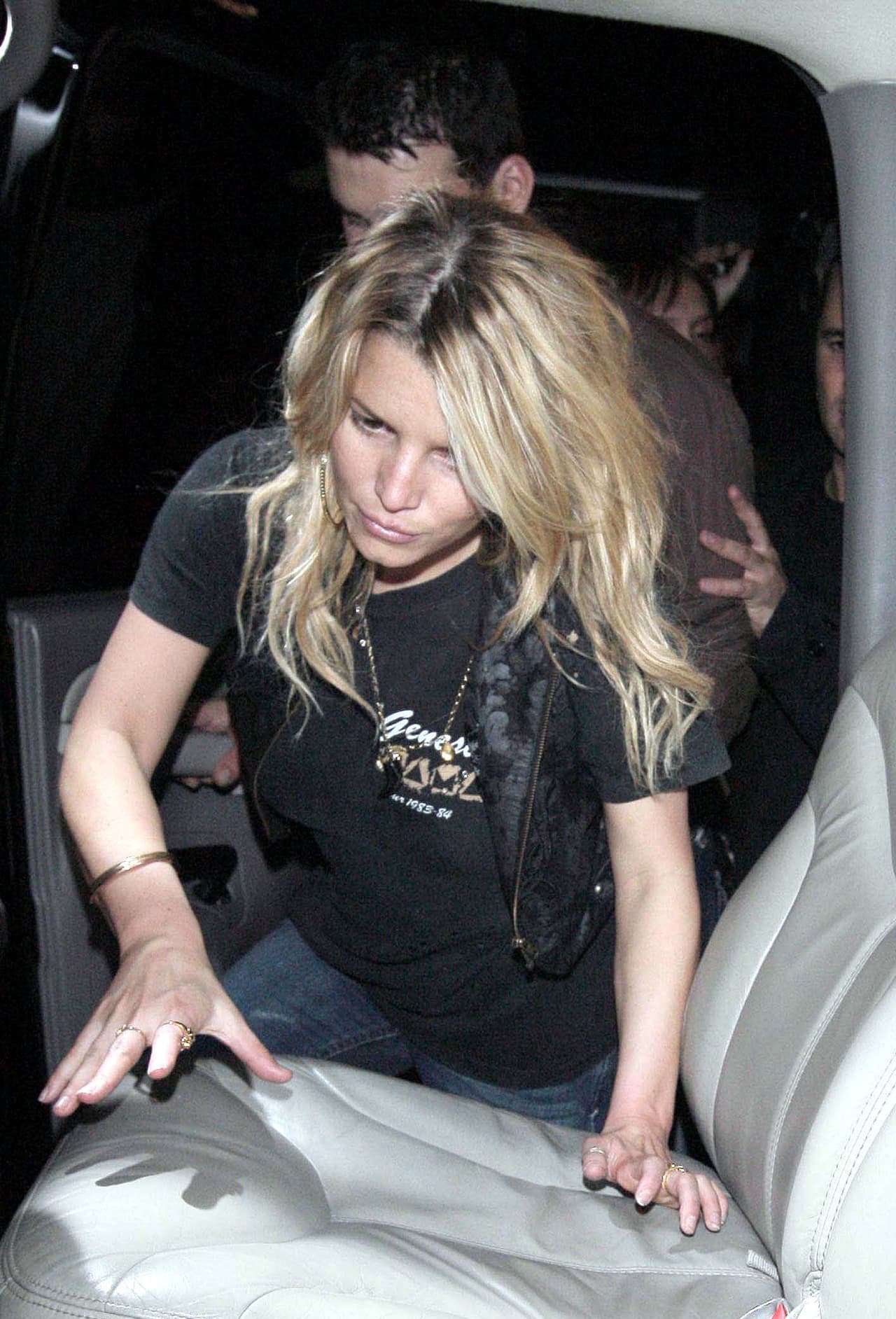 ¡Upps! Ahora sí que no se midió... Fue un momento de lo más penoso. Quizá debería ser más cuidadosa con su forma de beber, pues tiene muchos fans y no es un buen ejemplo para ellos.