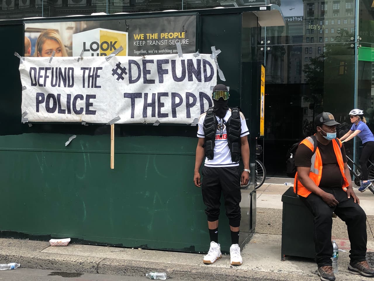 Muchos de los asistentes a la manifestación exigían que se le resten fondos al presupuesto del Departamento de la Policía de Filadelfia. 
<br>