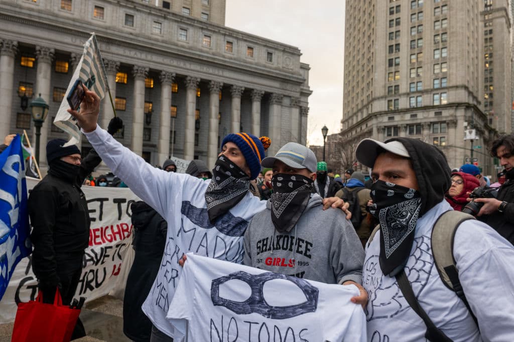 La protesta se desarrolló mientras el alcalde Adams se reunía con el coordinador de la frontera para discutir acciones sobre migración, en medio del debate sobre la desestimación de cargos.