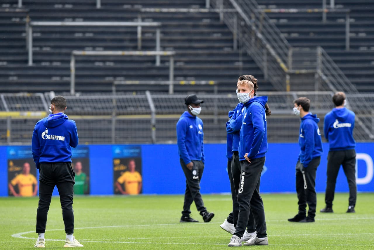 Además de las máscaras y cubrebocas, los jugadores utilizan guantes previo al encuentro.