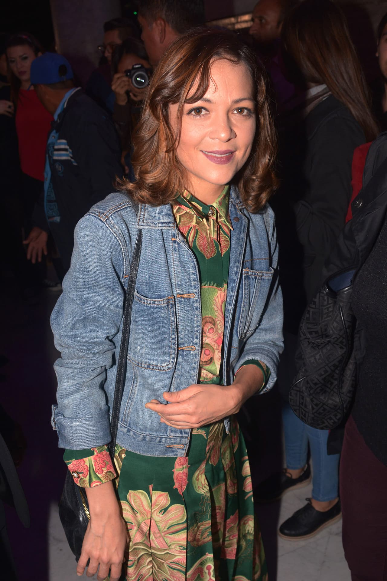 En el 2017, vimos a la cantante con un vestido de flores Gucci y una chamarra de jean que nos remontaba a un look ochentero.