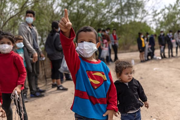 En febrero, a nivel general, 
<a href="https://www.univision.com/temas/patrulla-fronteriza">la Patrulla Fronteriza reportó más de 100,400 inmigrantes que cruzaron la frontera de Estados Unidos, un incremento considerable en comparación al mismo mes en los últimos tres años. </a>