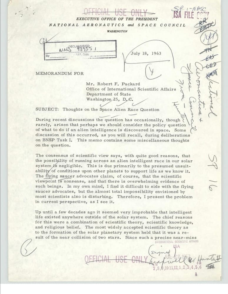 Este memorándum, fechado el 18 de julio de 1963, de la Oficina Ejecutiva del Presidente, Consejo Nacional de Aeronáutica y del Espacio, aborda reflexiones sobre la cuestión de la existencia de razas extraterrestres. Incluye detalles sobre los planes en caso de descubrirse inteligencia extraterrestre, la expansión del conocimiento científico, la posibilidad de vida en Marte y la política diplomática.