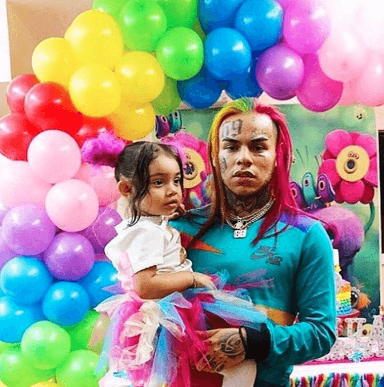 También tiene una hija pequeña y suele subir imágenes de ella en sus redes, a pesar de las amenazas constantes.