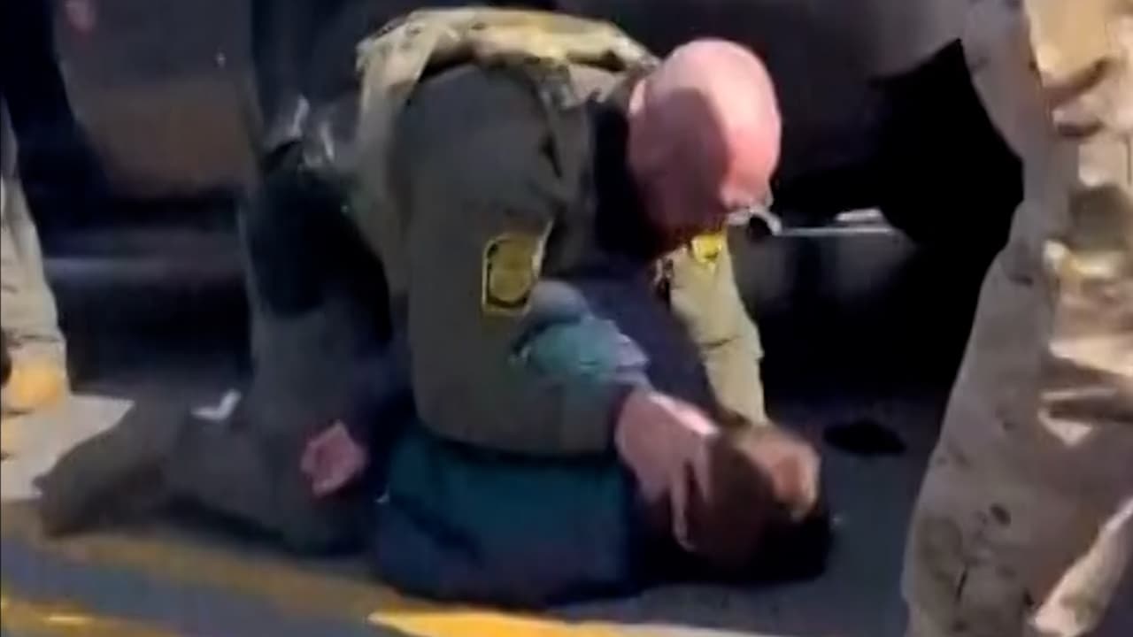 Video: agente migratorio golpea en la cabeza a hombre al que tenía contenido en el suelo