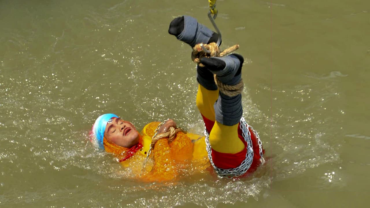 La trágica muerte de un mago mientras realizaba un acto de escape en un río de India