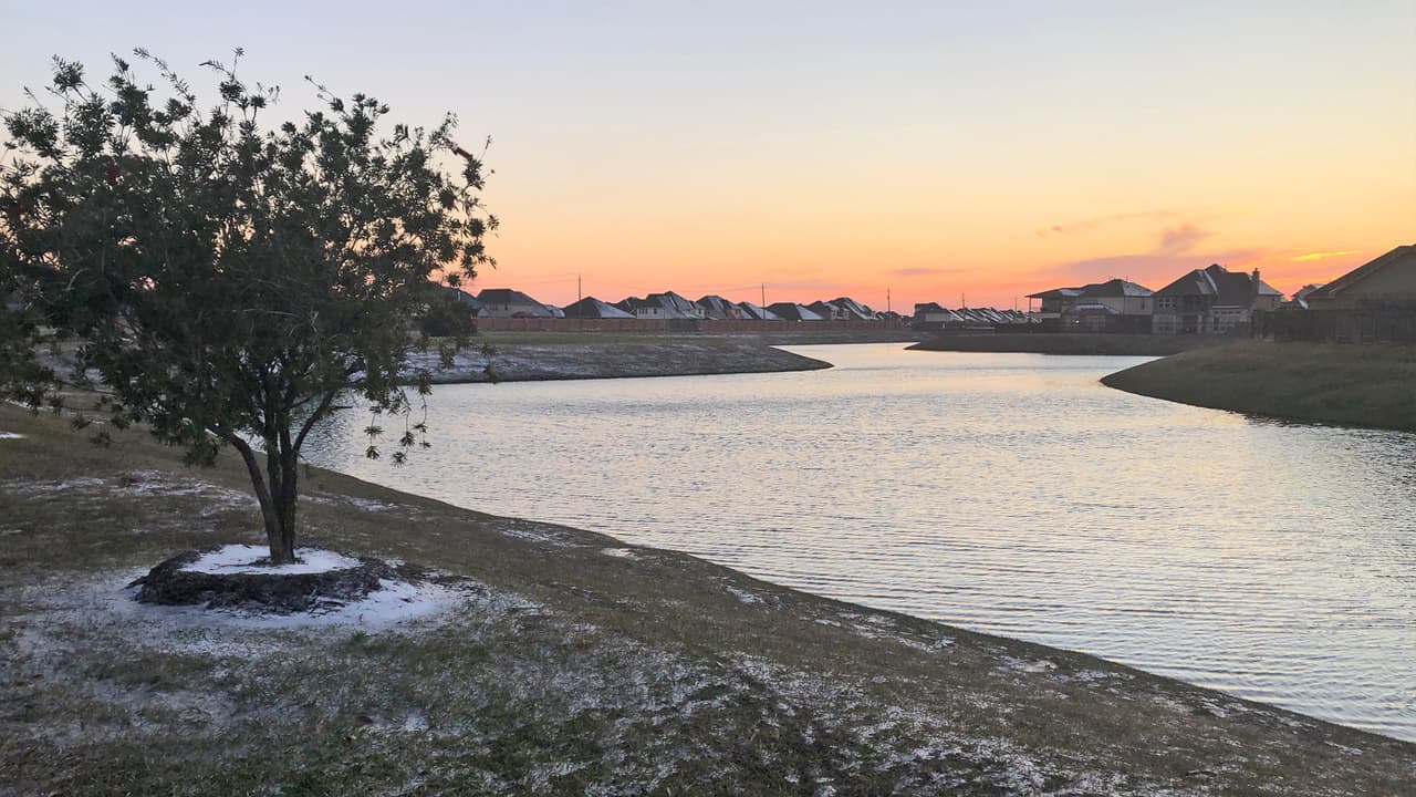 Lago semicongelado en el área de Friendswood, el lunes 15 de febrero de 2021.