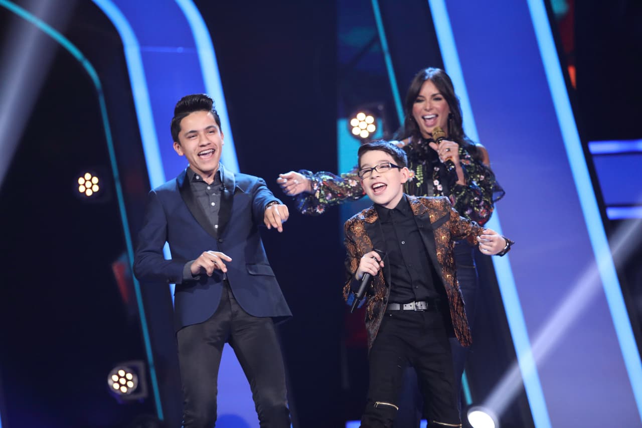 Lo que el pequeño no sabía era que su familia lo estaba observando desde el backstage.