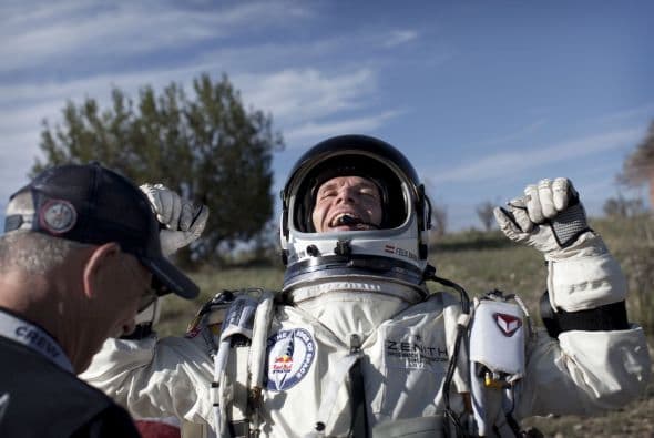 El austríaco Felix Baumgartner desea convertirse en el primer humano en romper la barrera del sonido en una caída libre. Su principal asesor era el poseedor del récord, batido hoy, de salto en paracaídas desde mayor altitud: Joe Kittinger, de 84 años, y que se arrojó en 1960 cuando era miembro de las Fuerzas Armadas de EEUU desde una altura de 31 kilómetros.