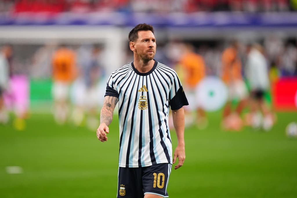 Messi fue uno de los primeros jugadores en salir al terreno de juego.
