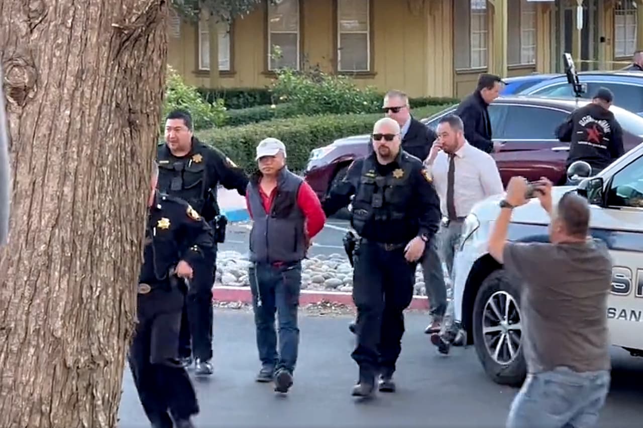 Documentos judiciales a los que tuvo acceso Noticias Univision 14 revelan que hace una década Zhao recibió una orden de restricción contra un excompañero de trabajo con el que compartía vivienda tras intentar sofocarlo y amenazar con cortarle la cabeza con un cuchillo.
<br>
<br>Los registros de la corte muestran que Zhao realizó dichas amenazas en marzo de 2013 contra Yingjiu Wang luego de renunciar a su trabajo en un restaurante de San José.