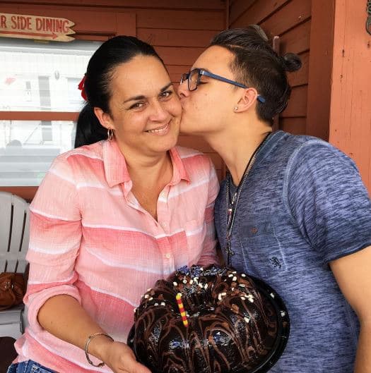 Aunque no ha estado cerca a ella, Brian celebró el cumpleaños de su madre y lo compartió junto a sus compañeros.