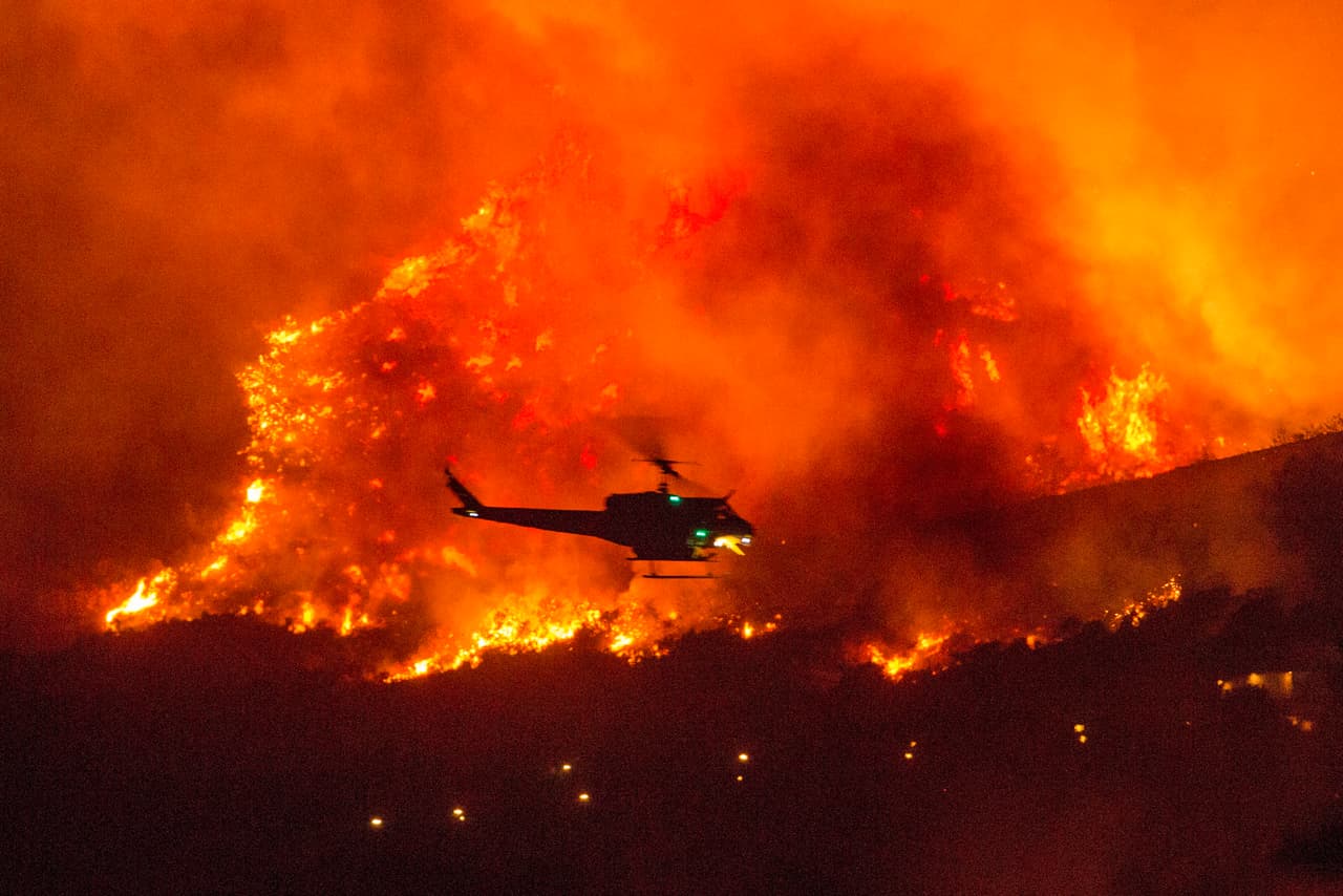 “En los últimos 33 años no habíamos visto que se quemaran más de 809,300 hectáreas, hasta este año”, dijo Lynne Tolmachoff, portavoz del cuerpo de bomberos de California (Cal Fire). En la fotografía un Helicóptero intenta apagar las llamas de El Dorado, el 5 de septiembre.