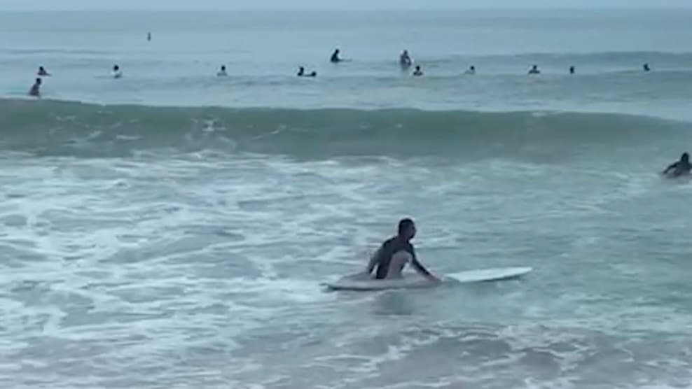 Olas que deja la tormenta tropical Isaías atrae a los surfistas en Miami Beach