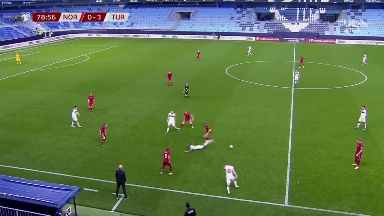 ¡Expulsión! El árbitro saca la roja directa a Kristian Thorstvedt.