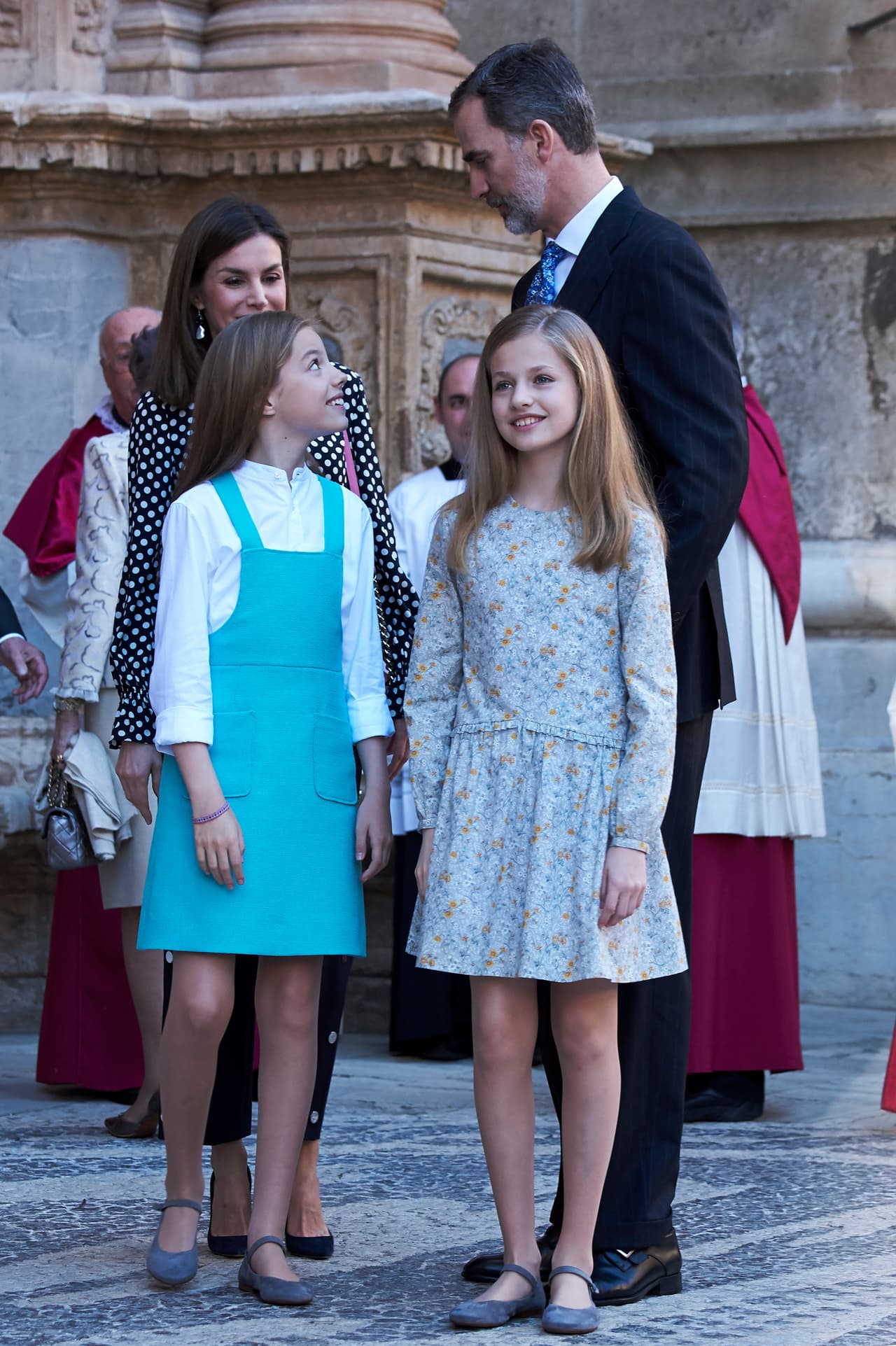 La Infanta Sofía de Todos los Santos, quien cumplirá 11 años el próximo 29 de abril, le sonríe a su padre, Felipe VI de Borbón; mientras que su hermana mayor, la Princesa Leonor, de 12 años, sonríe ante el público reunido.
