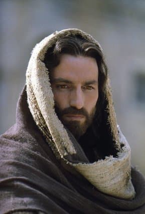 Jim Caviezel, quien interpretó a Jesús, usó una nariz prostética y le alzaron las cejas. Sus ojos azules tuvieron que ser modificados digitalmente a marrón.