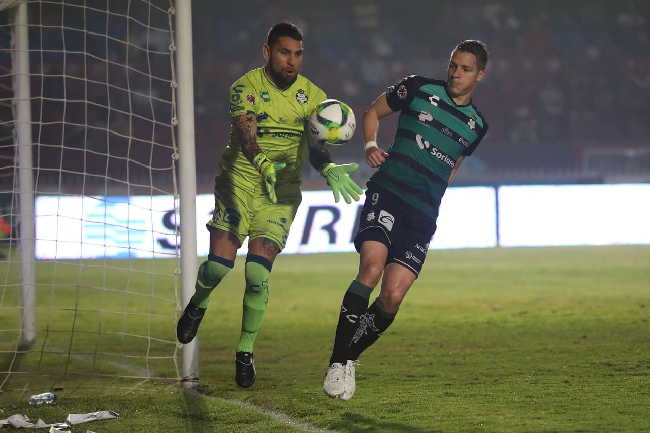 En los minutos finales estuvo muy cerca del triunfo Veracruz, pero una reacción felina del arquero Jonathan Orozco (izquierda) lo impidió.