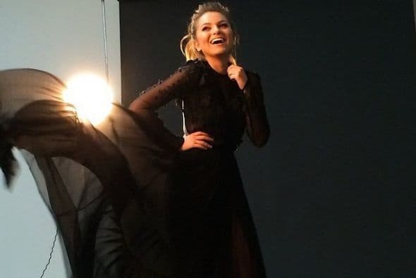 Súper guapa posando para las cámaras.