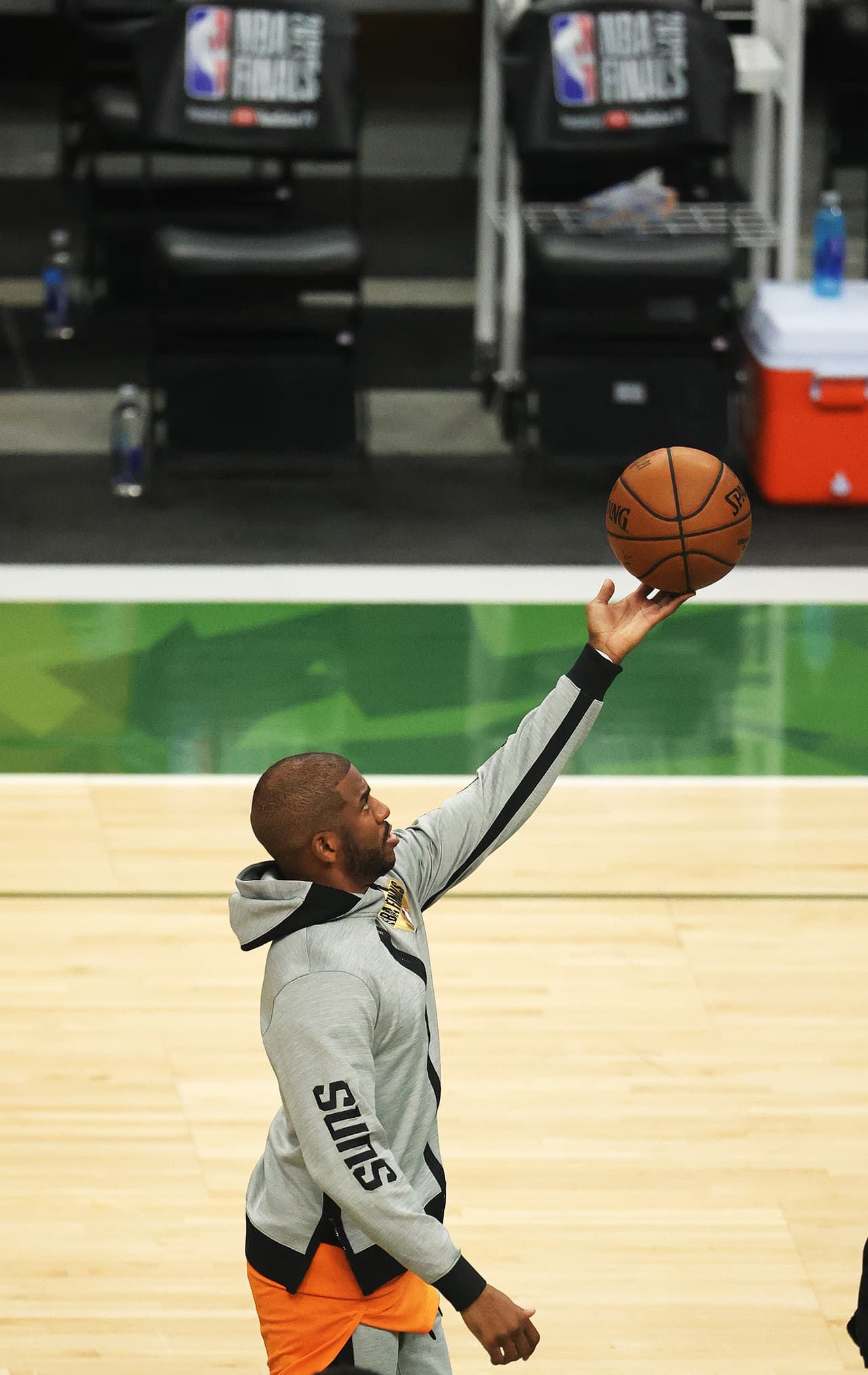 Del otro lado, los Suns esperaban el mejor juego de Chris Paul, quien en las últimas dos Finales quedó a deber en casa.