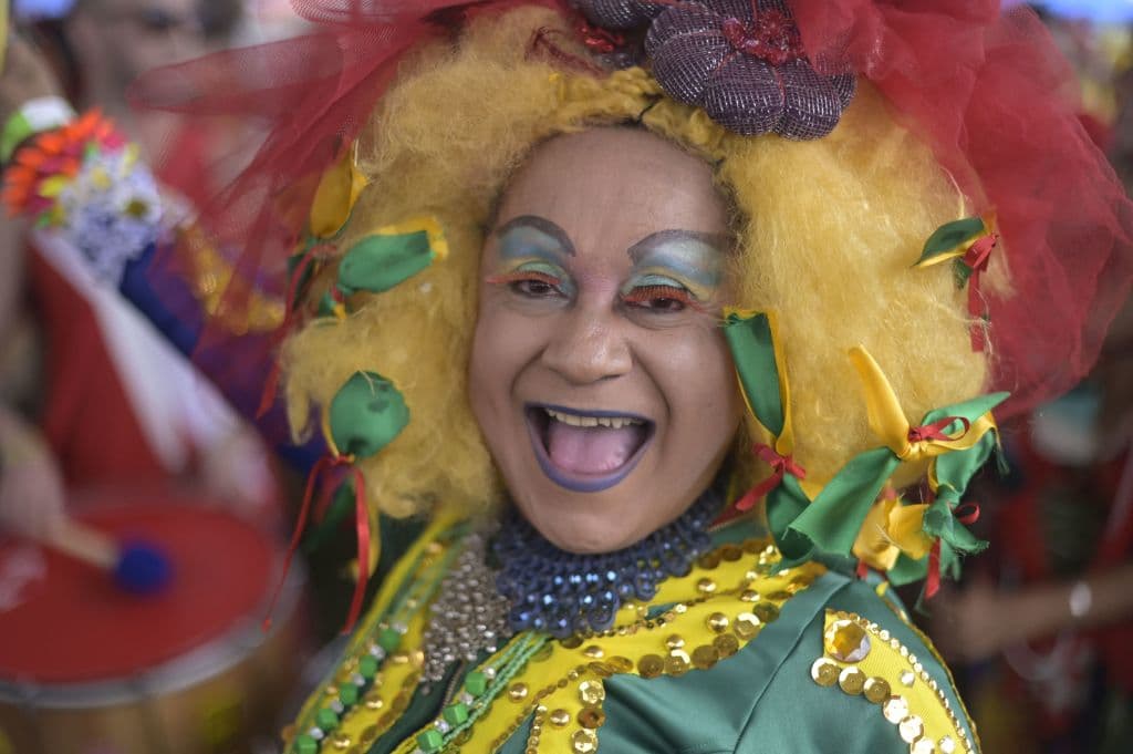 Tras descender del vehículo el nuevo mandatario camina por la rampa del edificio y reciba la faja, una cinta de seda verde y amarilla, los colores de la bandera nacional, bordada en oro y diamantes. La tradición dice que la faja la entrega el presidente saliente, pero Bolsonaro no ha querido hacerlo y se ha ido a Florida, así que será la primera vez desde 1985 que el presidente la reciba de otra persona. No está claro quién la va entregar este año.