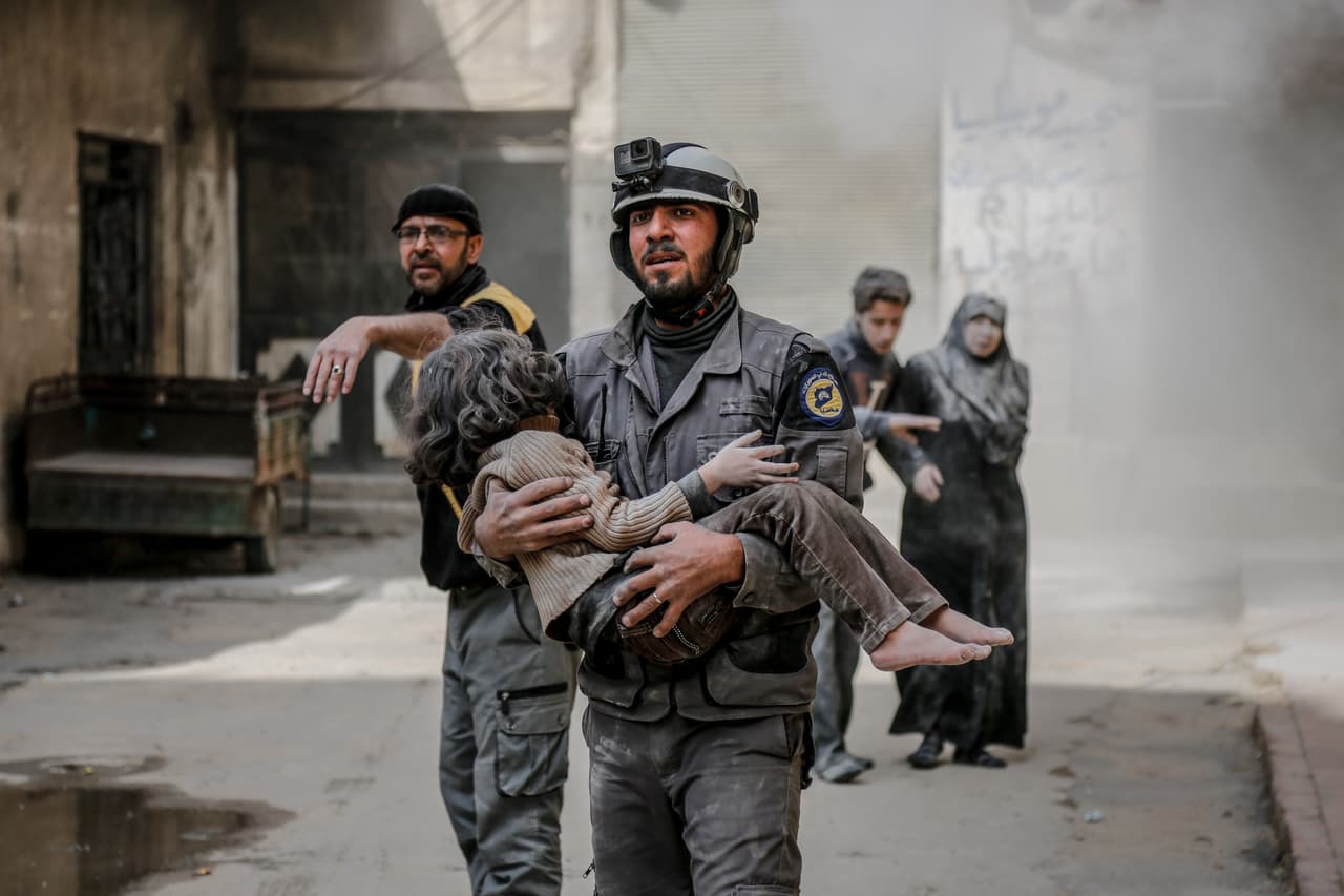 Las fuerzas del gobierno sirio han logrado controlar el 70% de las 62 millas cuadradas de Guta Oriental, desde que el pasado 18 de febrero intensificaran la ofensiva aérea sobre estos suburbios de la capital. En la fotografía, un niño rescatado de un bombardeo en Arbin, Guta Oriental, el 20 de febrero.