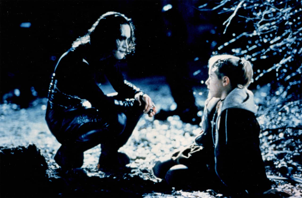 <b>'El cuervo'</b>
<br>En 1993, durante el rodaje de la película de ‘El Cuervo’, protagonizada por Brandon Lee, hijo de Bruce Lee, ocurrió una tragedia que muchos aún recuerdan hoy en día.