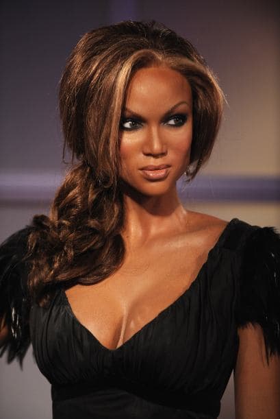 La estatua de Tyra Banks tiene la misma mirada seductora.