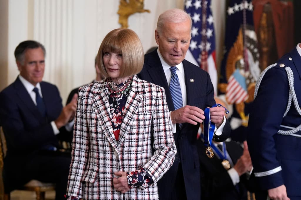 Anna Wintour, directora de la revista Vogue, recibe la medalla. (AP Photo/Manuel Balce Ceneta)