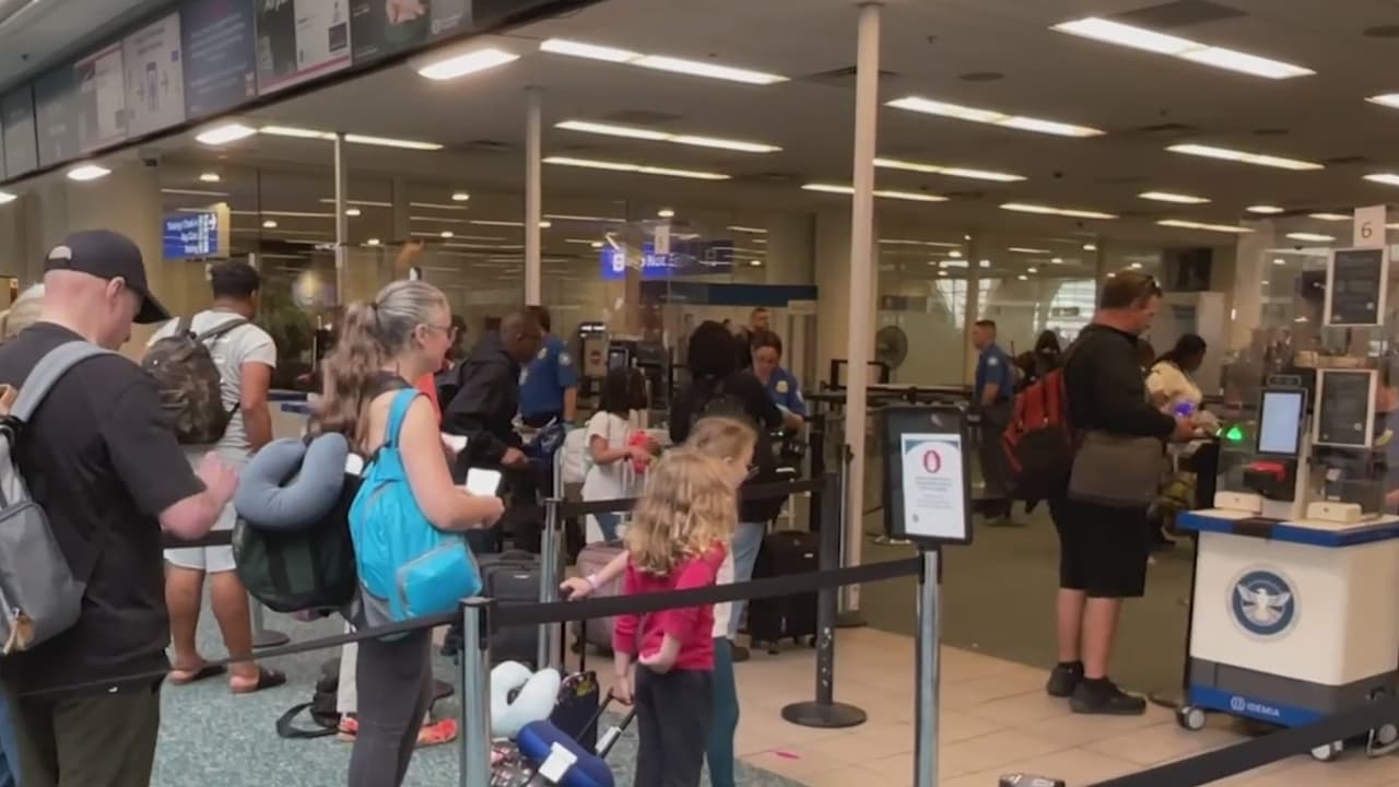 Retrasos y cancelaciones de vuelos en el Aeropuerto de Orlando por mal tiempo