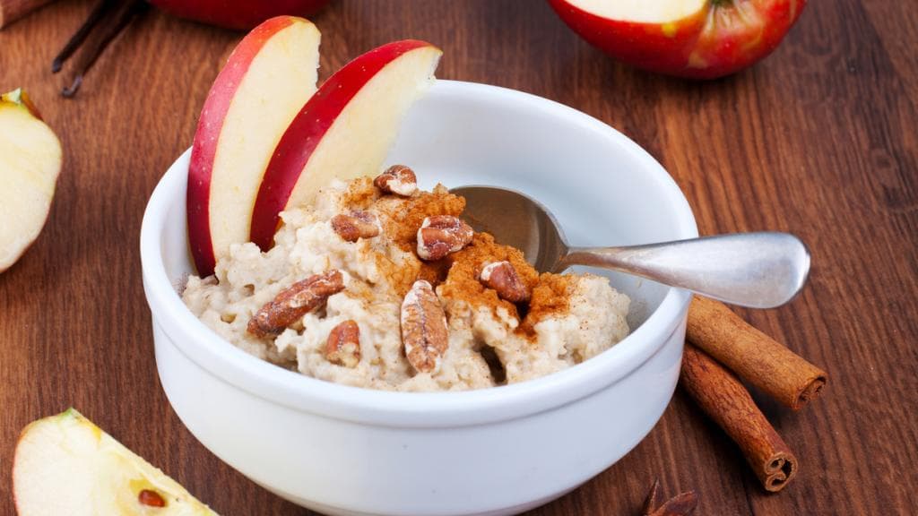 La avena ayuda a disminuir los niveles de colesterol, estabiliza el azúcar en la sangre y facilita la digestión. Esta receta de 
<a href="https://www.univision.com/noticias/reto-28/avena-con-fruta-y-nueces-reto-28" target="_blank">avena con fruta y nueces</a> te permite preparar rápidamente un desayuno muy nutritivo.