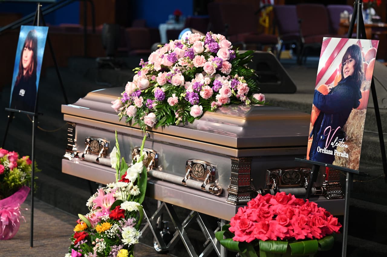 <a href="https://www.univision.com/local/los-angeles-kmex/cronologia-tiroteo-valentina-orellana-lapd-tiroteo-burlington-fotos" target="_blank">La muerte de Valentina Orellana</a>, de 14 años, conmocionó a la comunidad. Ahora fue despedida en una emotiva ceremonia.
<br>