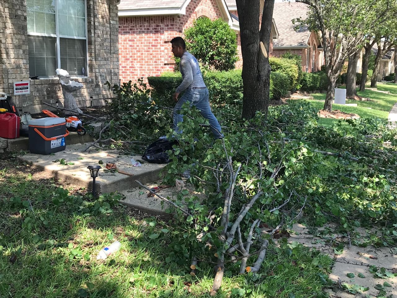 Trabajadores llegaron desde muy temprano para levantar los escombros.