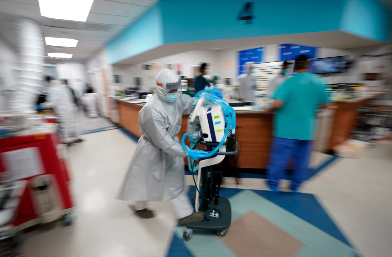 Un aparato se traslada rápidamente a una habitación donde intentan salvar la vida de un paciente. Más de 10 personas que asistieron al funeral de la familia hispana (que quiso mantener su nombre protegido) resultaron contagiados. "No tomamos precauciones como debíamos", dijo la hija de la mujer que murió.