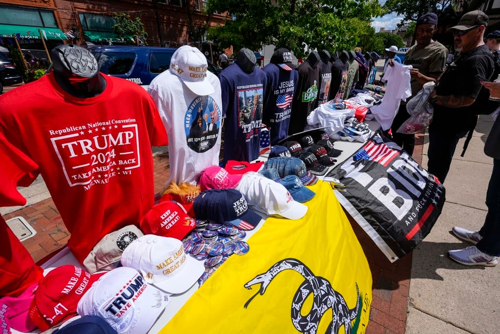 En las calles hay varios negocios que venden playeras, gorras y banderas de Trump y el partido republicano.